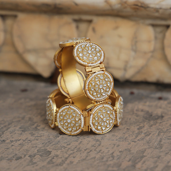 MDB365- White Colour Gold Plated Jadau Kundan Thappa Bangle