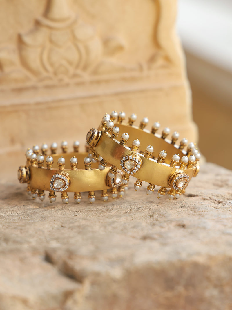 White Colour Gold Plated Jadau Kundan Thappa Bangle