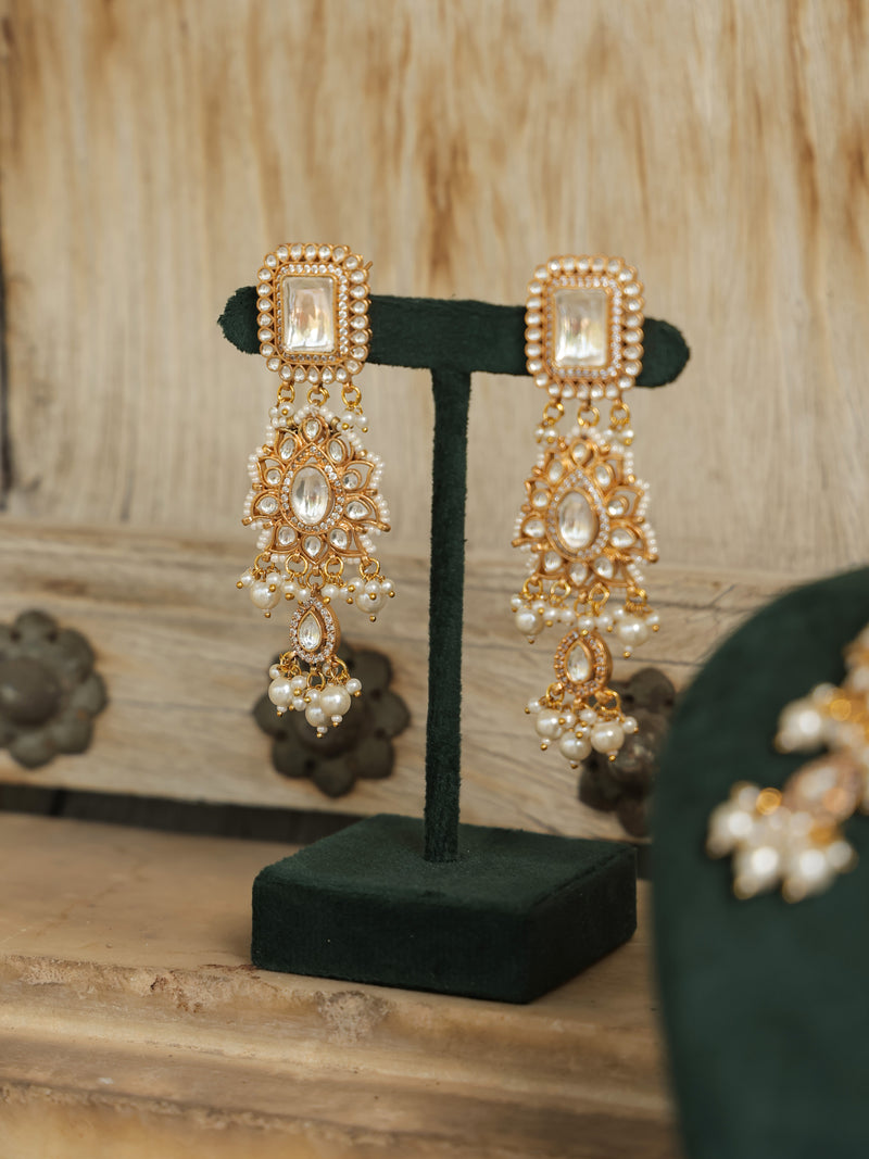 White Colour Gold Plated Jadau Kundan Choker Set