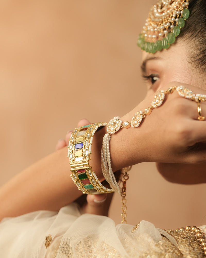 White Colour Gold Plated Jadau Kundan Flower Motif Hathphool