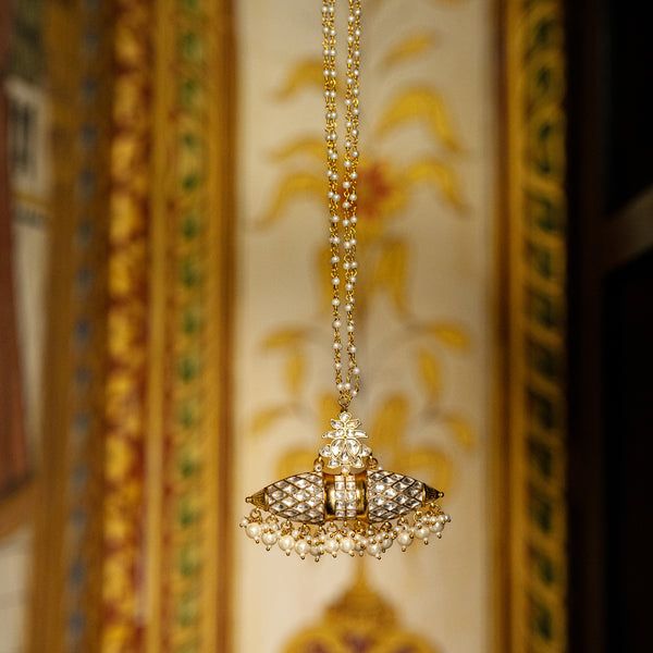 MDN121- White Colour Gold Plated Jadau Kundan Pendant Set